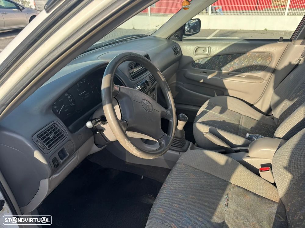 Toyota Corolla Sedan 1.3 Terra AC - 4