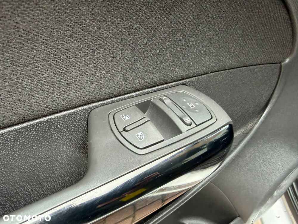 Opel Corsa 1.2 16V Essentia - 11