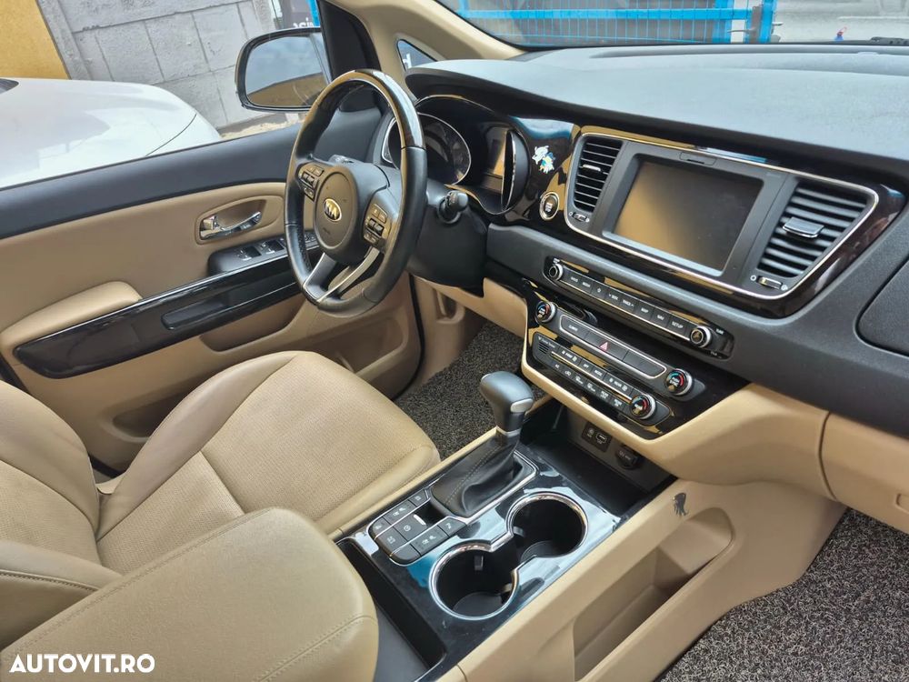 Kia Carnival - 16