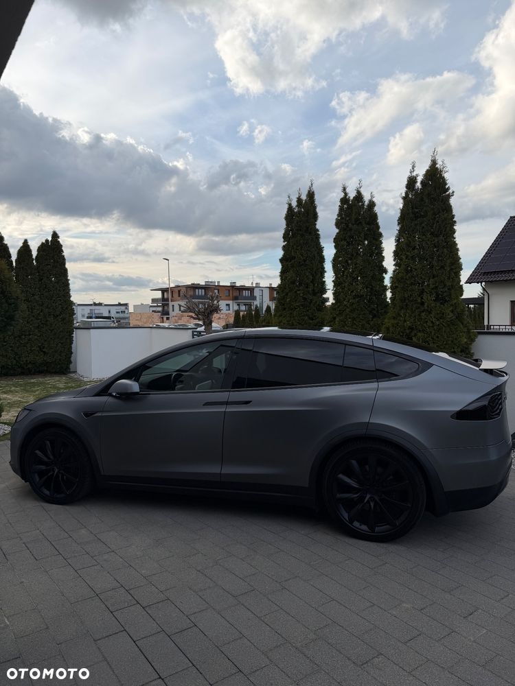 Tesla Model X - 10