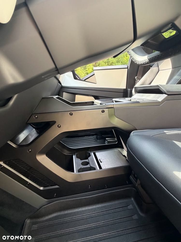 Tesla Cybertruck - 22