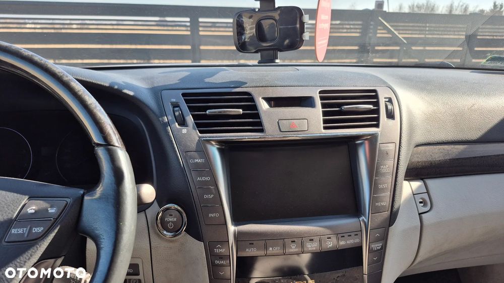 Lexus LS - 3