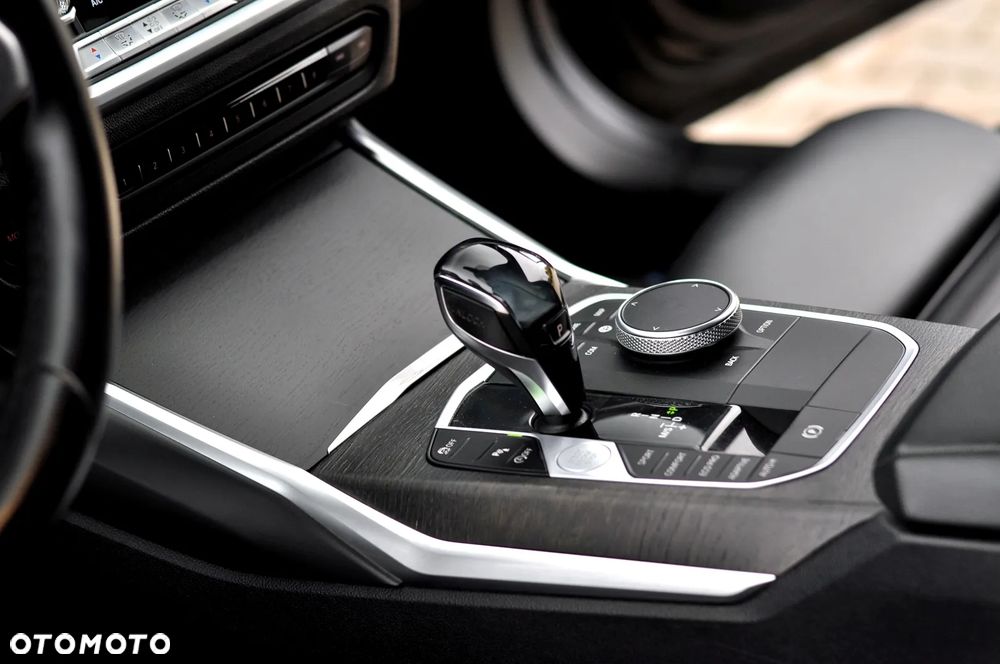 BMW Seria 3 318d M Sport Shadow - 32