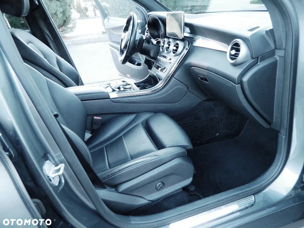 Mercedes-Benz GLC 300 4Matic 9G-TRONIC AMG Line - 11
