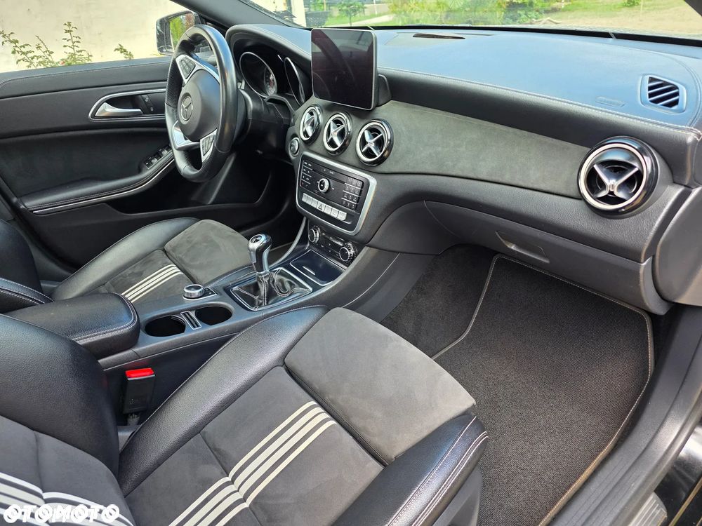 Mercedes-Benz CLA 180 AMG Line - 11