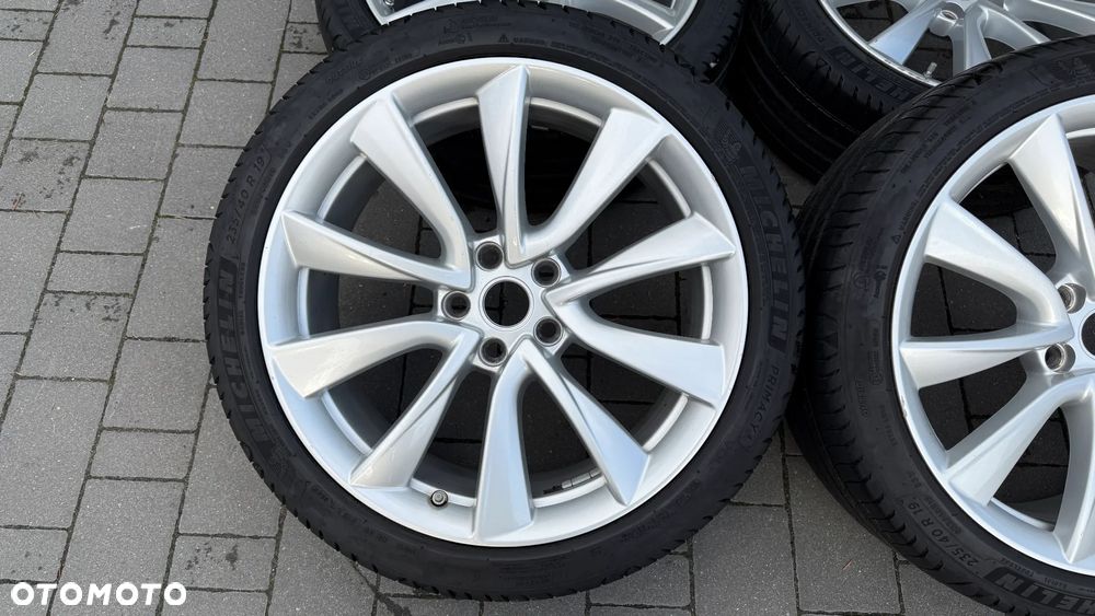 Koła r19 235/40 Tesla 5x114.3 ET40 8.5J alufelgi Model 3 - 3