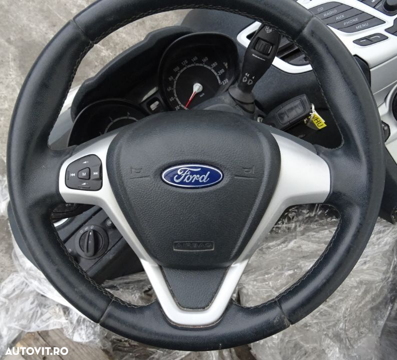 Plansa de bord Ford Fiesta din 2010 cu airbag volan si pasager - 2