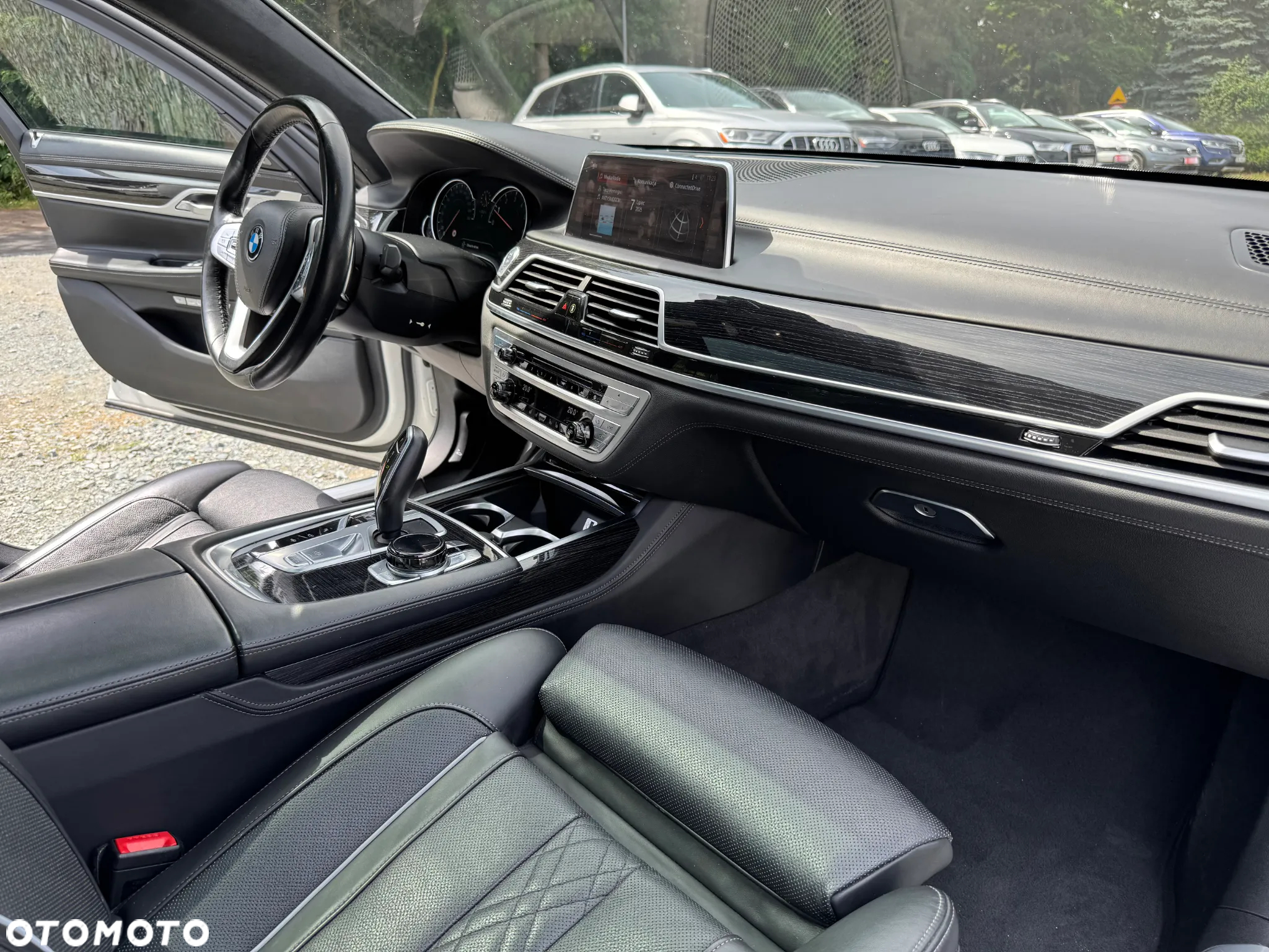 BMW Seria 7 750i xDrive - 34