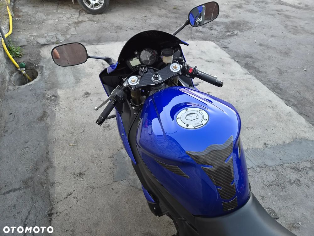 Yamaha R1 - 12