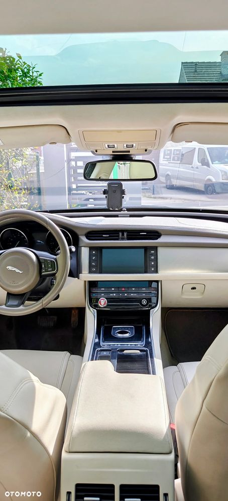 Jaguar XF 20d Prestige - 11