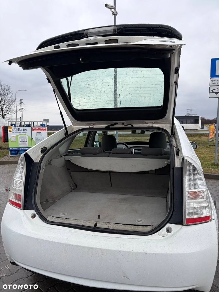 Toyota Prius 1.8 HSD Sol - 28