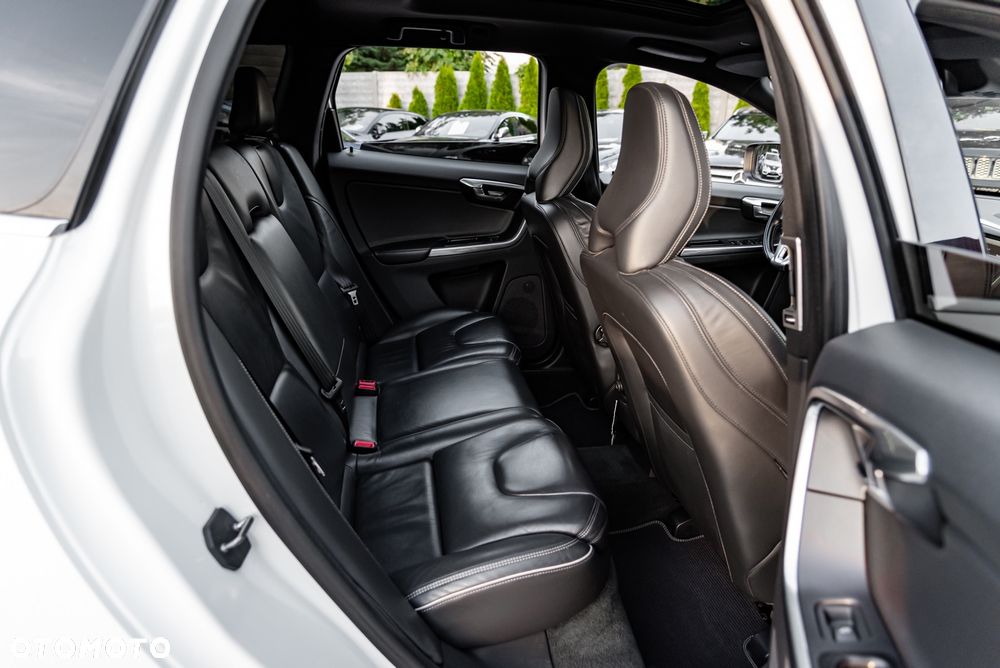 Volvo XC 60 T6 AWD R-Design - 24