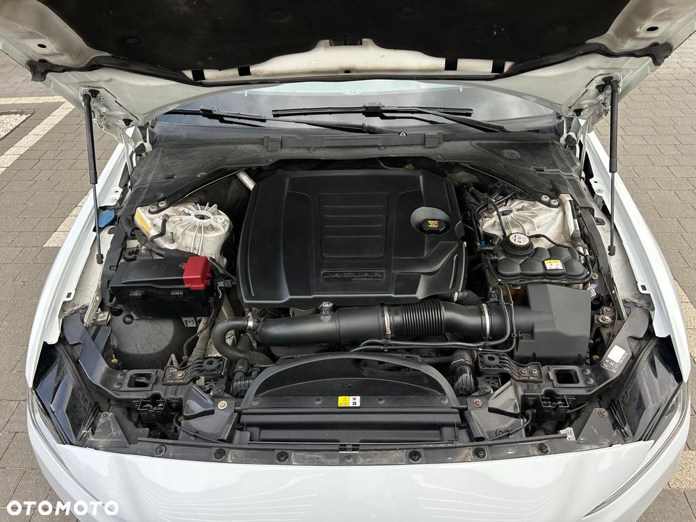 Jaguar XE 2.0 T R-Sport - 26