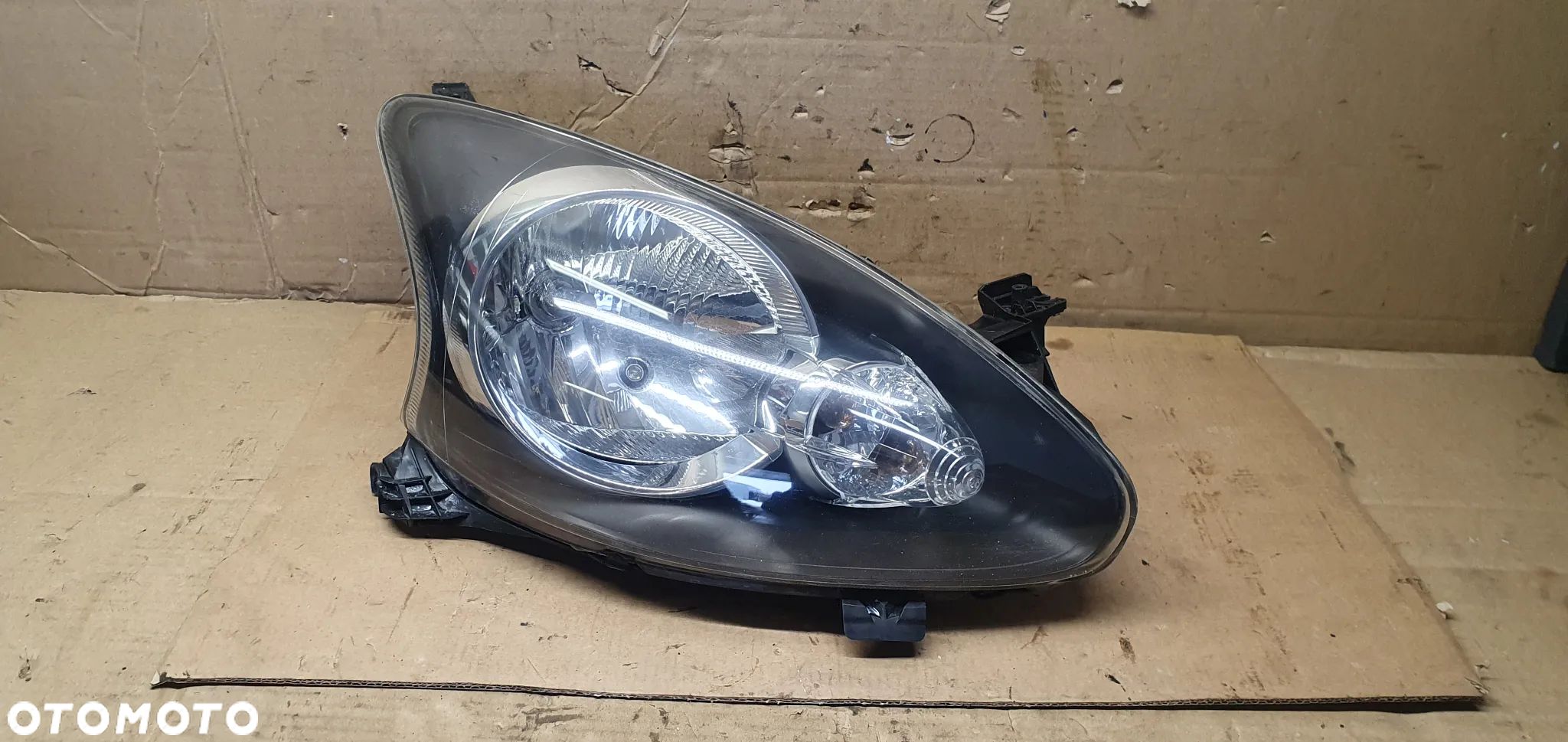 Lampa prawy przód przednia prawa Toyota Aygo 81110-0H010 - 1