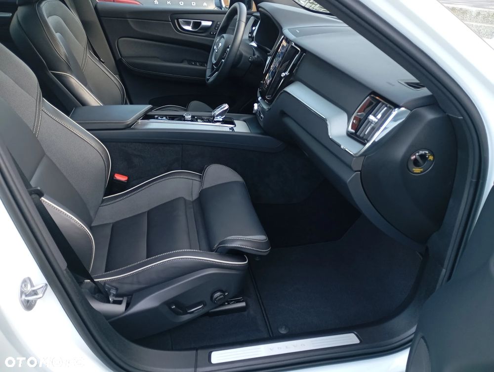 Volvo XC 60 B4 D AWD Ultimate Dark - 7