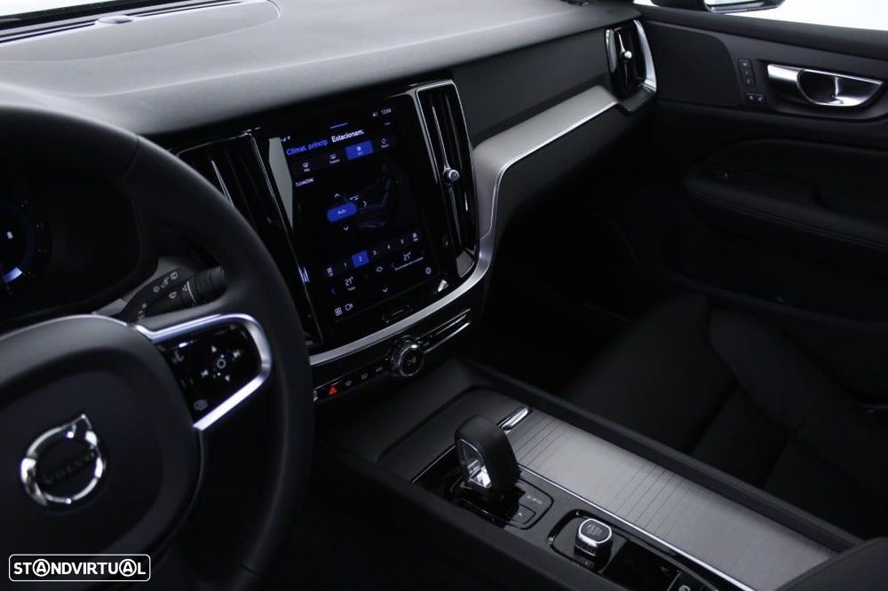 Volvo V60 2.0 B4 Plus Dark Auto - 34