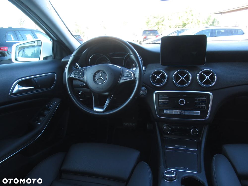 Mercedes-Benz GLA 200 7G-DCT Style - 12
