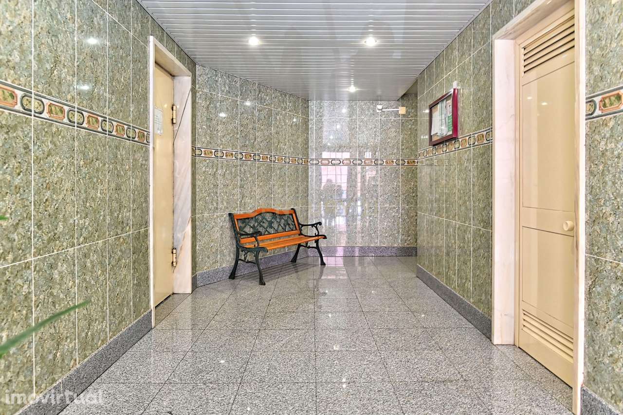 Apartamento T2 com garagem para 2 carros à venda na Ramada - Odivelas - Grande imagem: 4/28