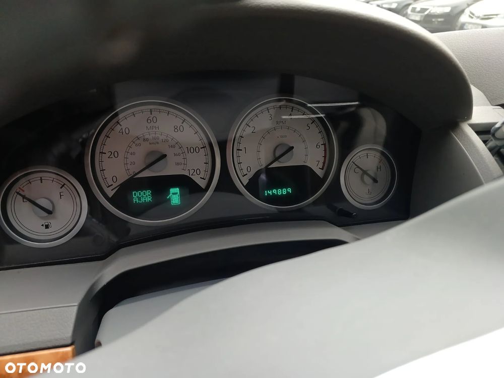 Chrysler Town & Country - 12