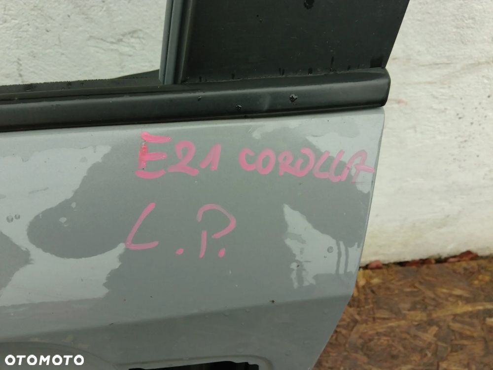 TOYOTA COROLLA E21 DRZWI LEWE PRZÓD PRZEDNIE - 2