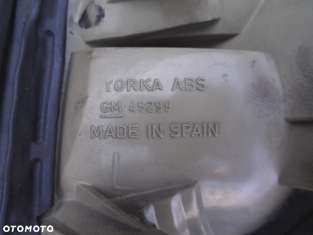 OPEL OMEGA B LAMPA LEWY TYŁ W KLAPĘ 45299 - 4