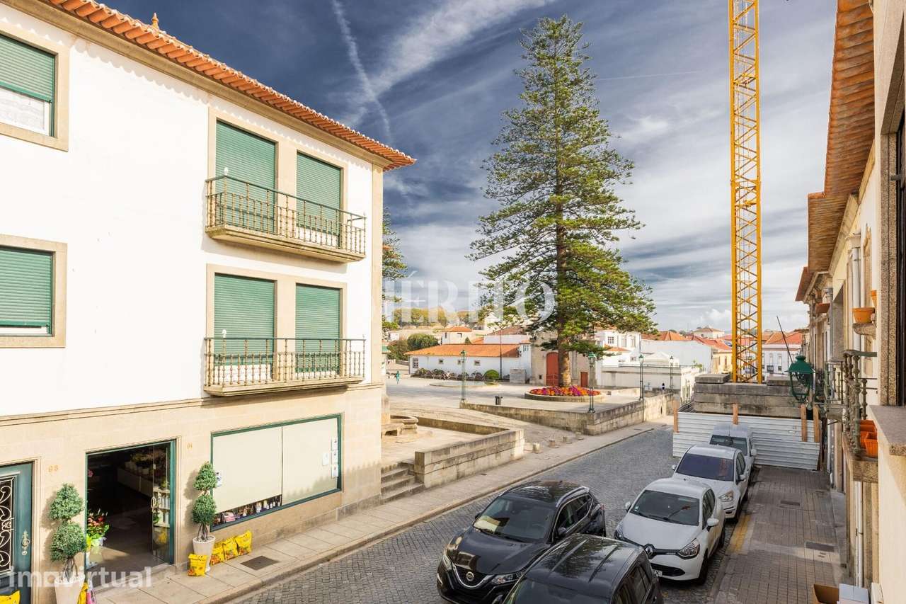 Moradia de 190m2 úteis para remodelar com três pisos no centro de Vila - Grande imagem: 3/42