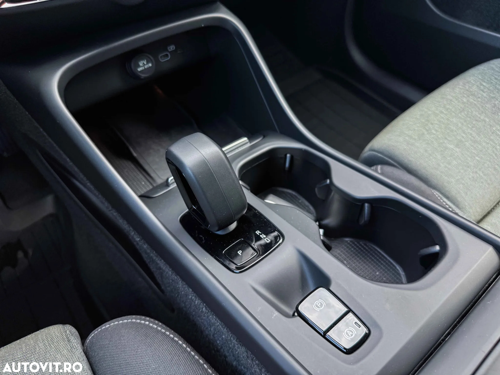 Volvo XC 40 B4 AT8 AWD Mild Hybrid Momentum Pro - 21