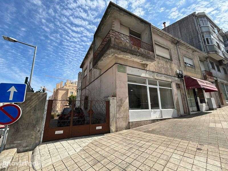 Dois prédios com lojas cave e terreno Paranhos - Grande imagem: 2/12