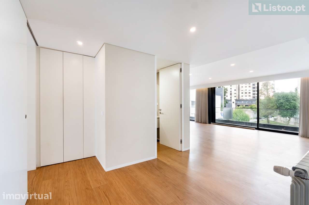 Apartamento T3 Varandas Amplas e Garagem Box | Pinheiro Manso - Grande imagem: 2/27