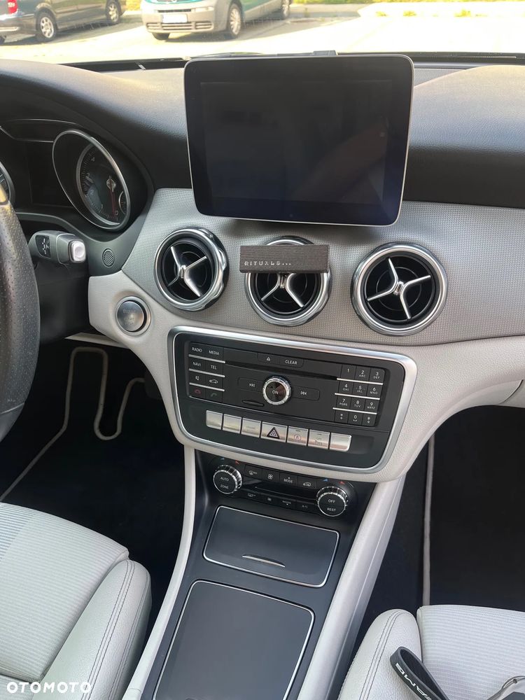 Mercedes-Benz GLA 200 7G-DCT - 17