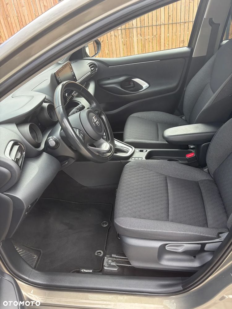 Toyota Yaris Hybrid 100 Premium - 8