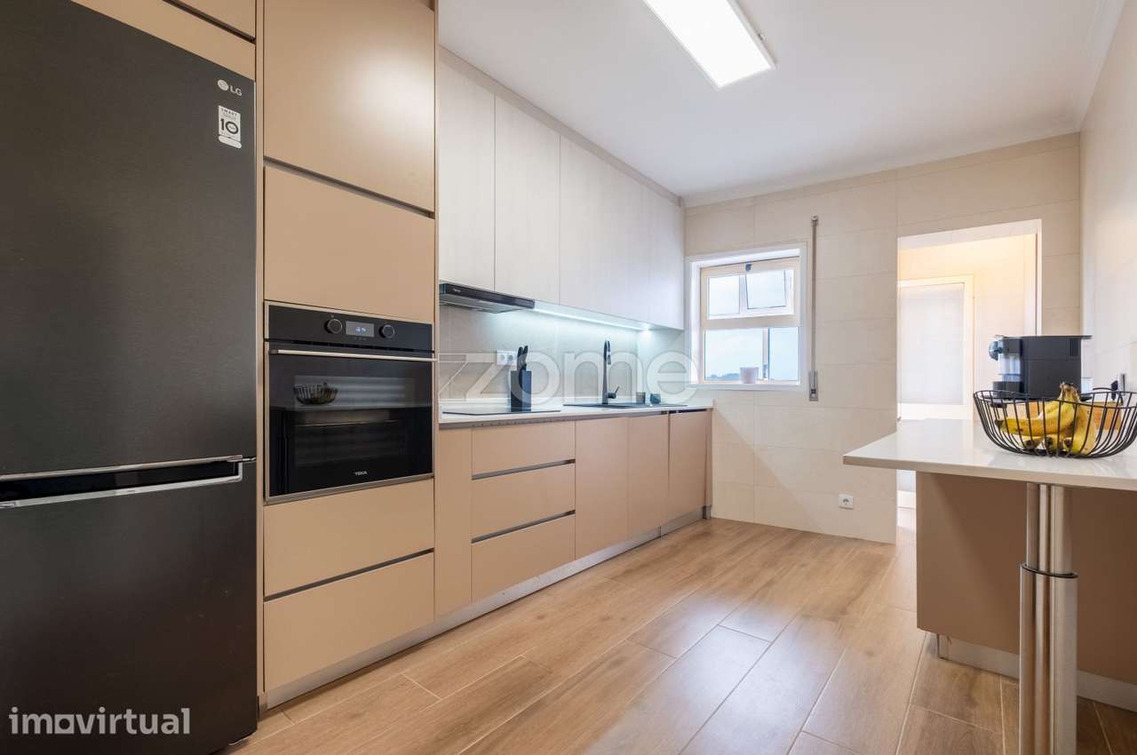 Apartamento T2 renovado com varanda e garagem - Águas Santas, Maia