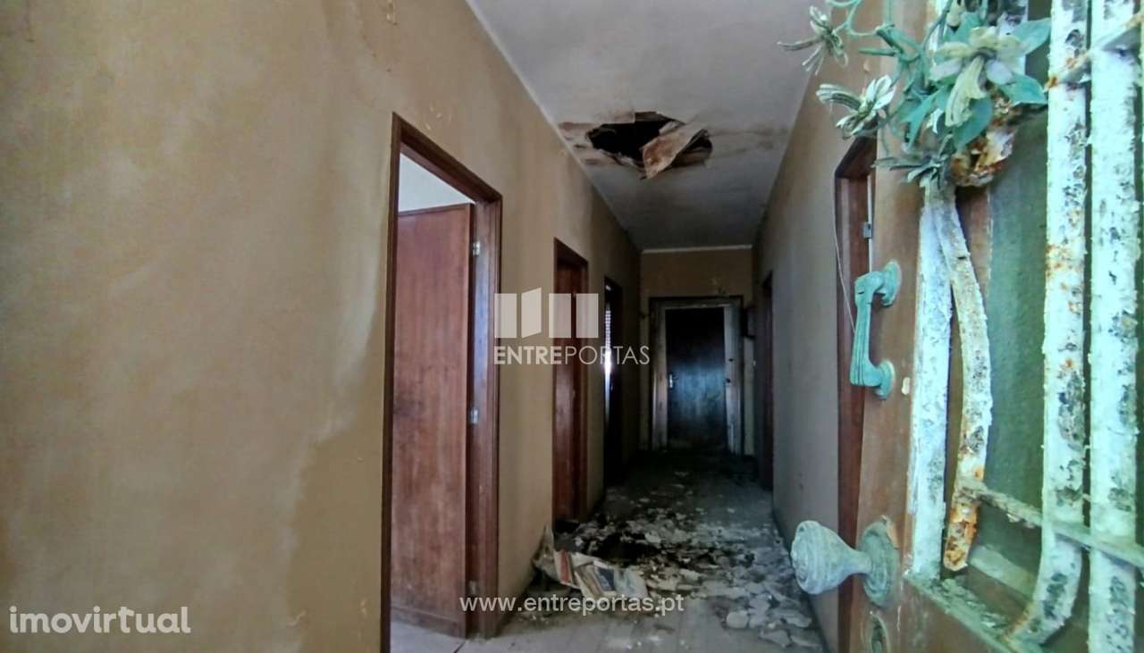 Venda de Moradia V3 para restauro total em Aguçadoura, Póvoa de Varz - Grande imagem: 4/14