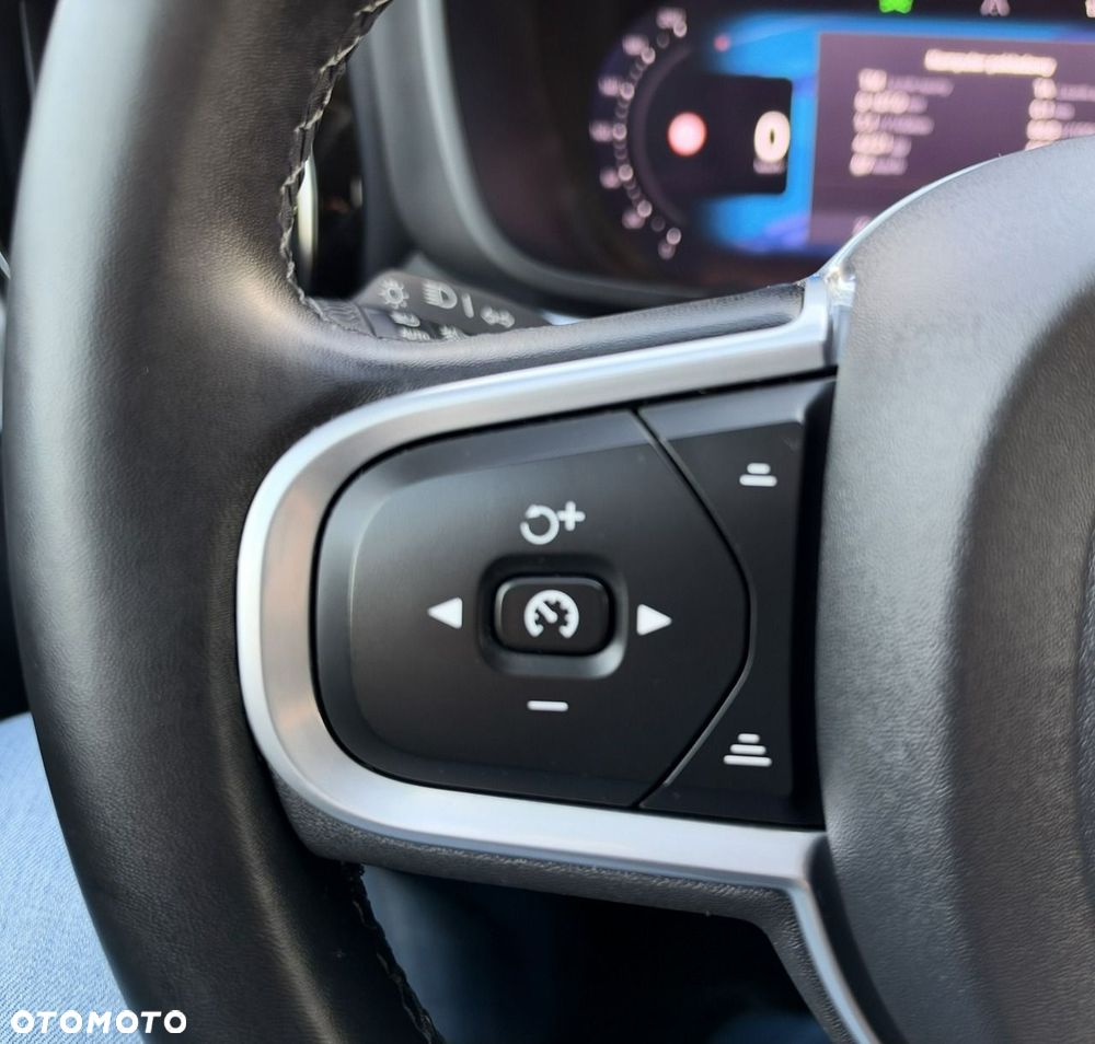 Volvo XC 60 B4 D AWD Plus Dark - 32