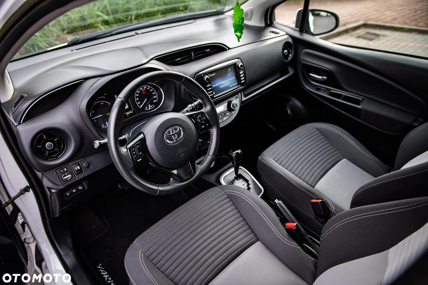 Toyota Yaris Hybrid 100 Premium EU6 - 12
