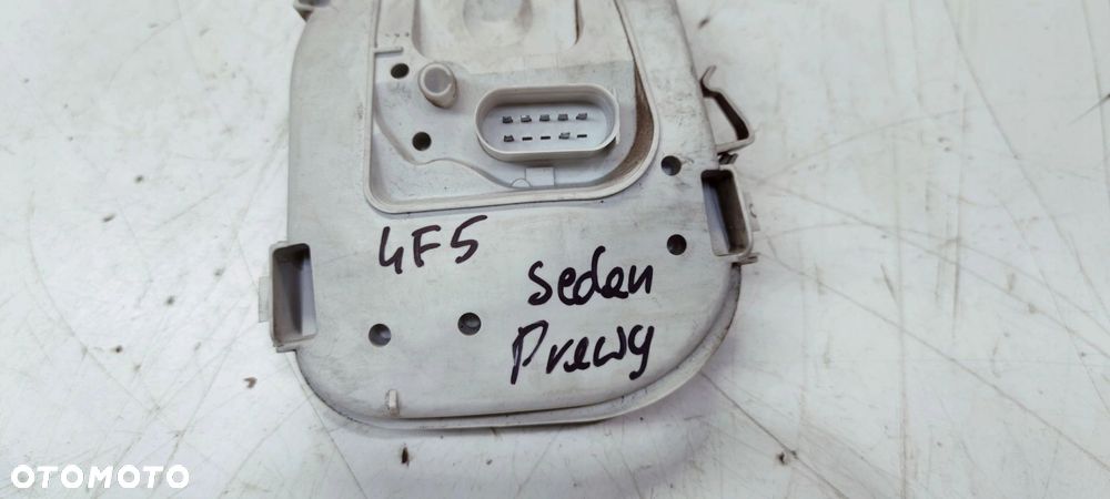 WKŁAD LAMPY W BŁOTNIK PRAWY TYŁ AUDI A6 C6 SEDAN ZWYKŁY NA ŻARÓWKI 4F5 - 5