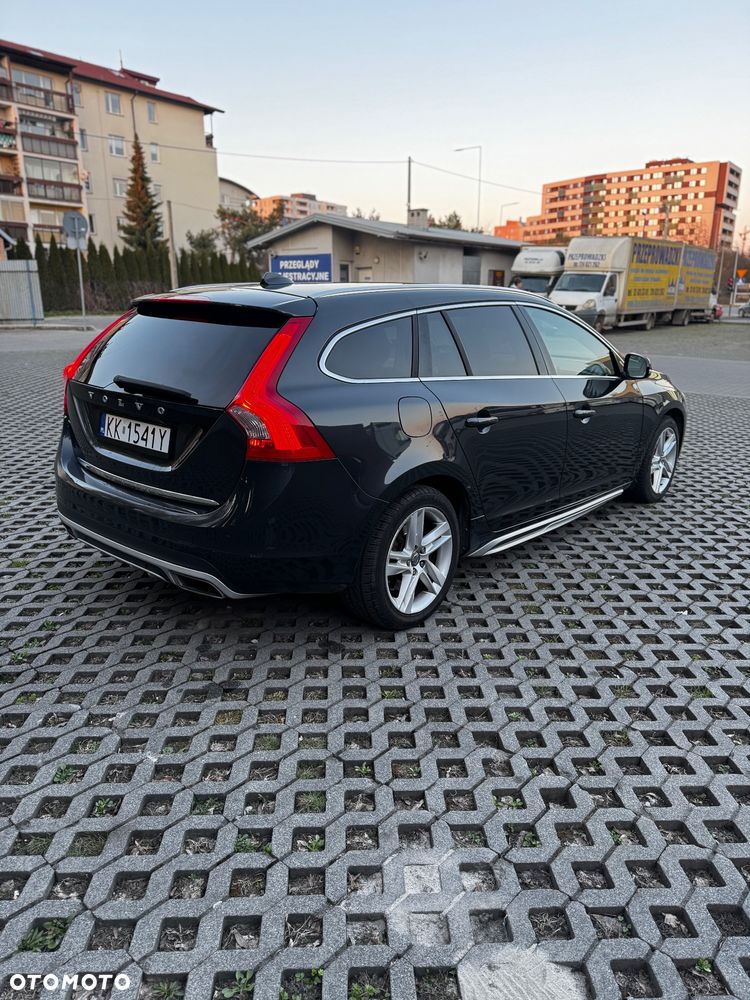 Volvo V60 D6 AWD Plug-in Hybrid R-Design Summum - 4