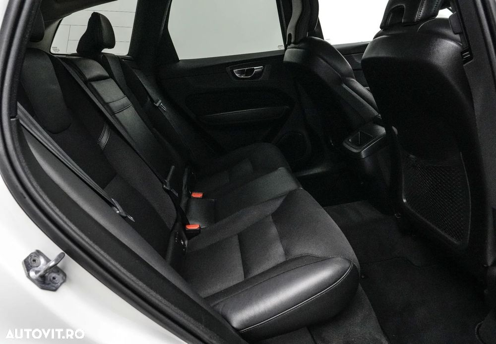 Volvo XC 60 B4 MHEV AT8 AWD Momentum Pro - 17