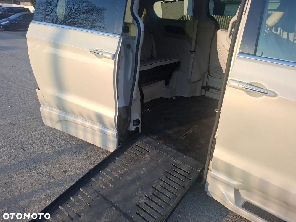 Chrysler Pacifica - 11