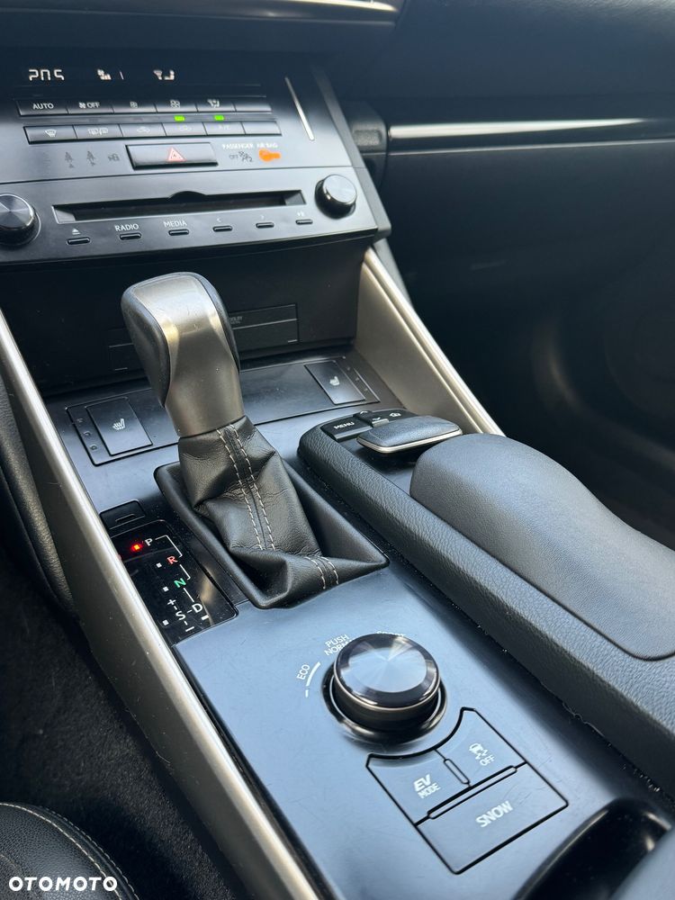 Lexus IS 300h Comfort - 11