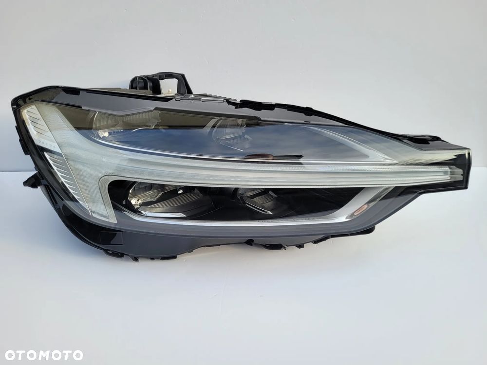 Volvo xc60 II lift lampa przód praw full led