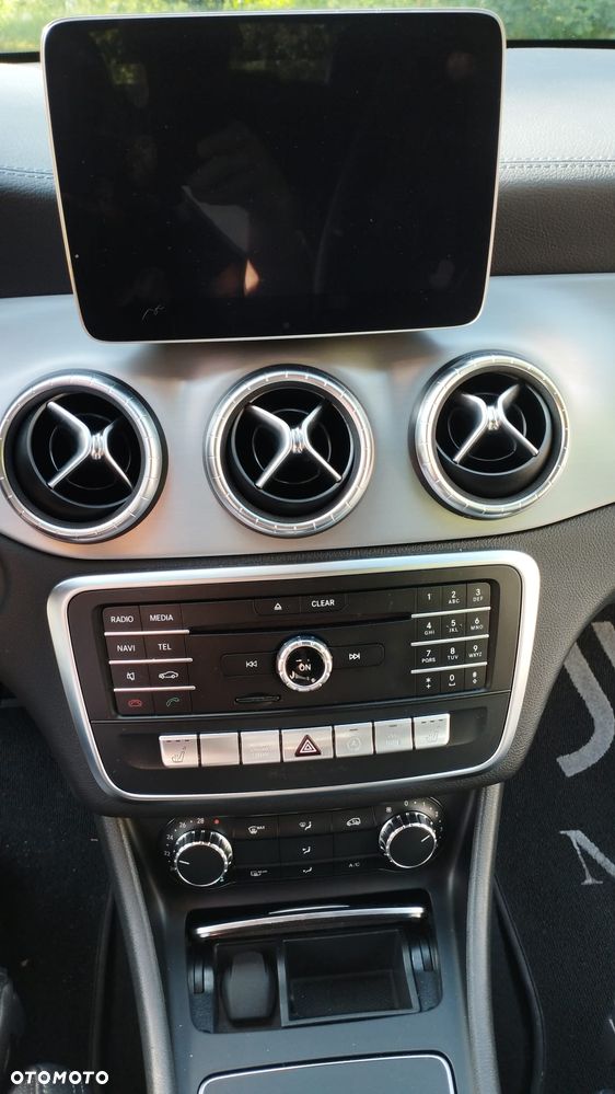 Mercedes-Benz CLA 180 7G-DCT - 17