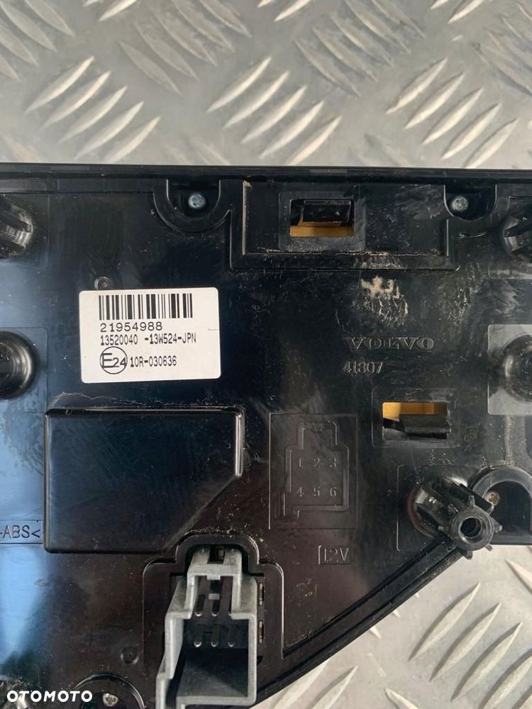 PANEL STEROWANIA RADIEM I NAWIGACJĄ VOLVO FH4 - 3