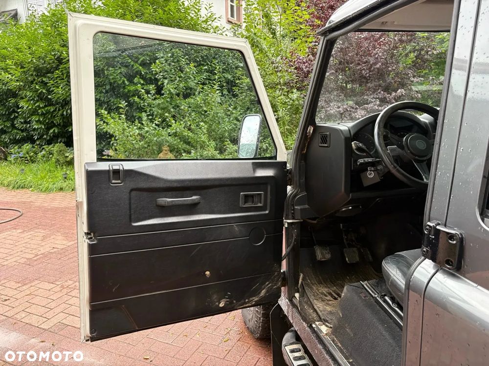 Land Rover Defender 110 SE - 24
