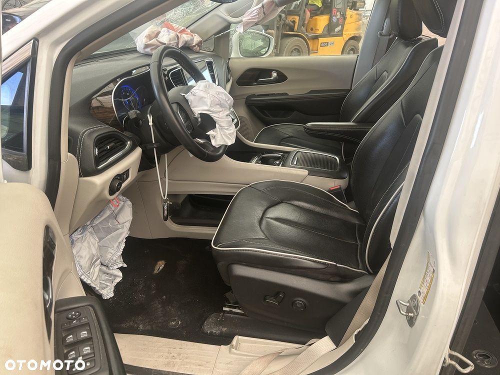 Chrysler Pacifica - 12