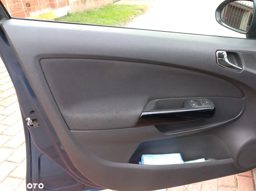 Opel Corsa 1.4 16V Cosmo - 15