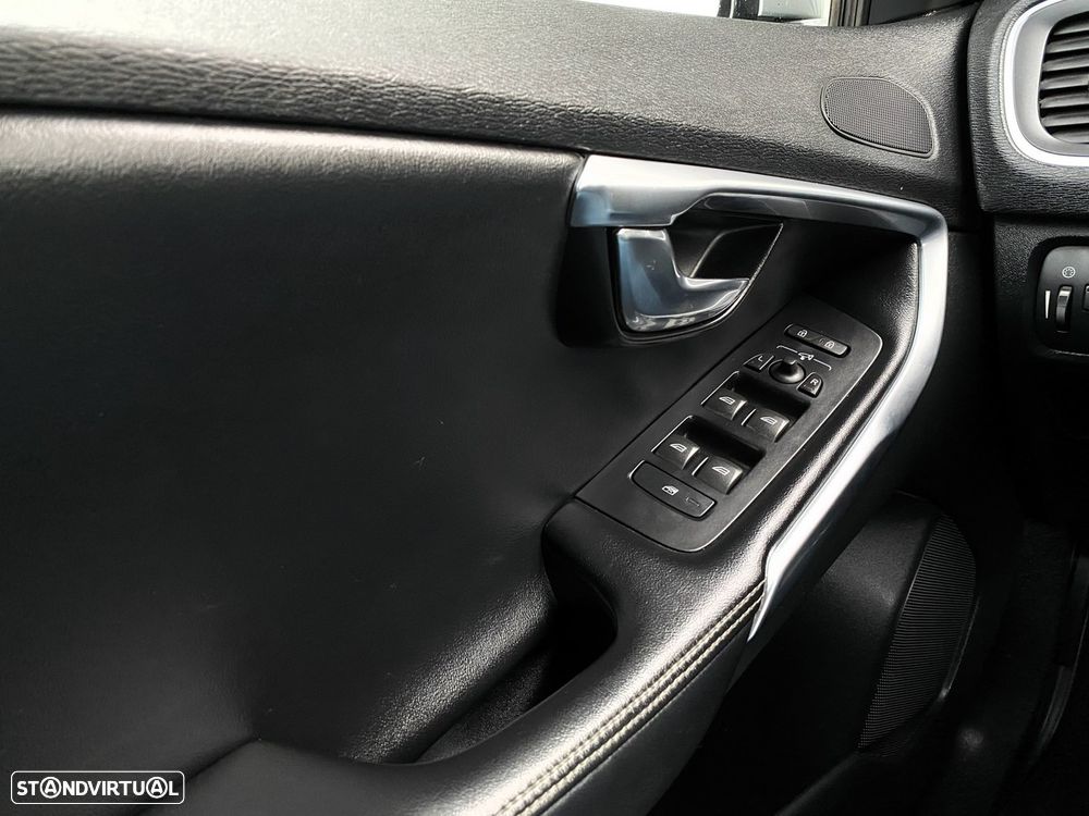 Volvo V40 D2 R Design - 28