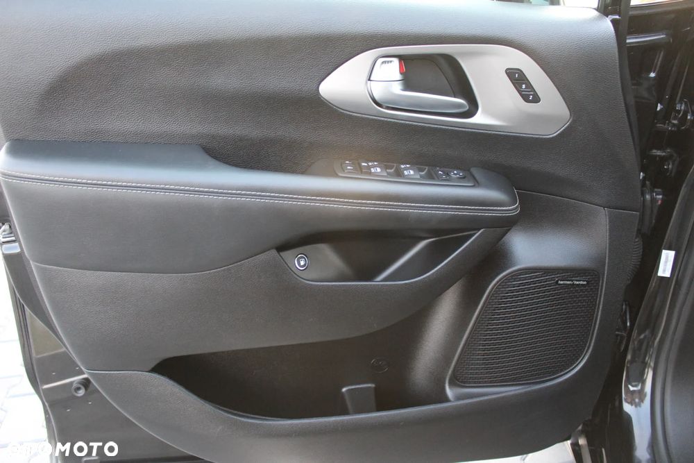 Chrysler Pacifica - 27