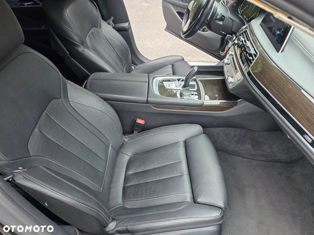 BMW Seria 7 740Li - 36