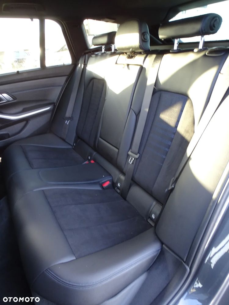 BMW Seria 3 330e xDrive M Sport - 21